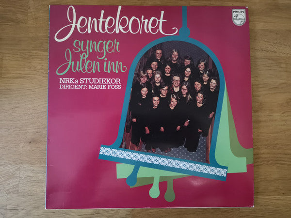 jentekoret Synger julen inn